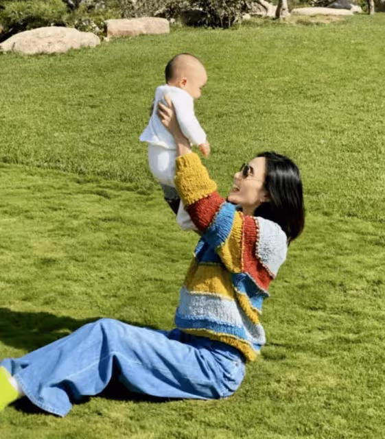 李亞鵬一家三口出遊　首次公開小女兒正臉