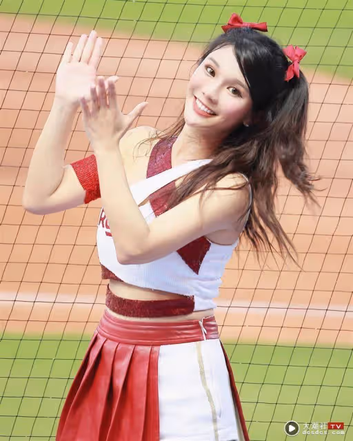 裡面空蕩蕩！啦啦隊女神相隔1年再泄雪白　琳妲「伸手扯掉」大解放