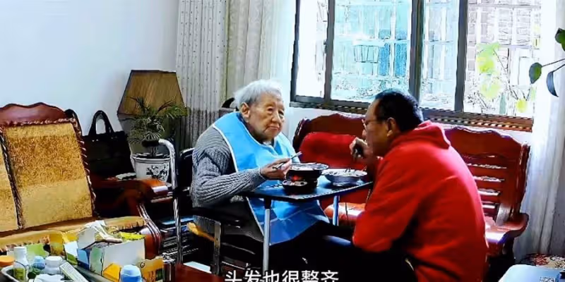 52歲兒子照顧失智母7年，曾全程懷抱「101歲媽」看病感動網友，今老母離世他痛哭，一句「我沒媽媽了」全網淚崩