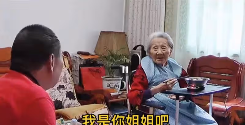52歲兒子照顧失智母7年，曾全程懷抱「101歲媽」看病感動網友，今老母離世他痛哭，一句「我沒媽媽了」全網淚崩