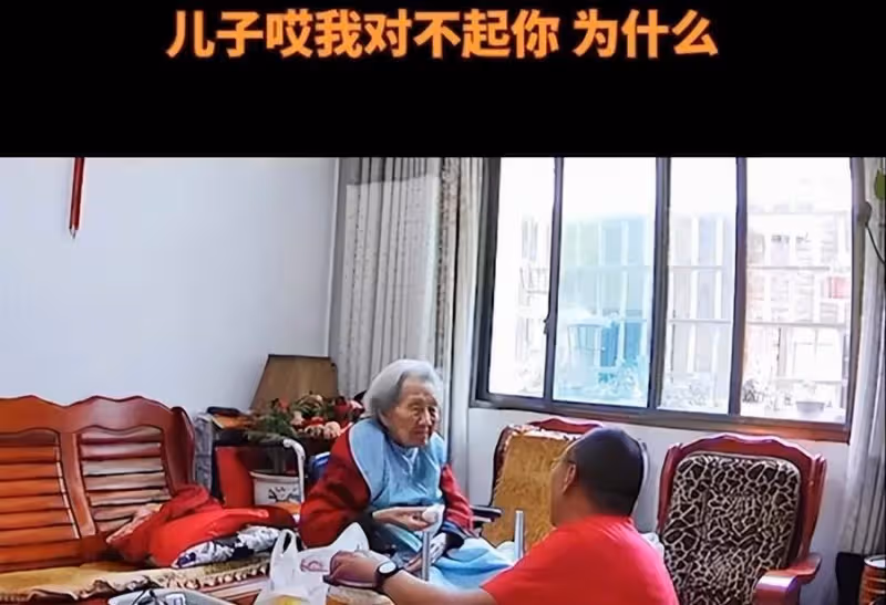52歲兒子照顧失智母7年，曾全程懷抱「101歲媽」看病感動網友，今老母離世他痛哭，一句「我沒媽媽了」全網淚崩