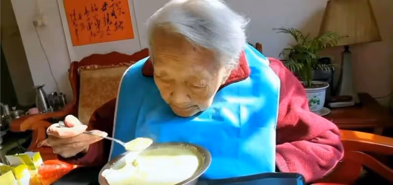 52歲兒子照顧失智母7年，曾全程懷抱「101歲媽」看病感動網友，今老母離世他痛哭，一句「我沒媽媽了」全網淚崩