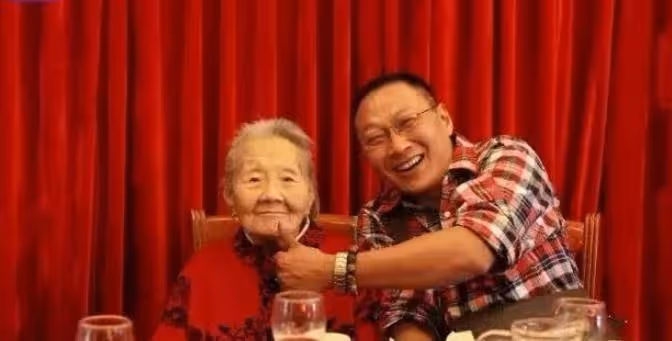 52歲兒子照顧失智母7年，曾全程懷抱「101歲媽」看病感動網友，今老母離世他痛哭，一句「我沒媽媽了」全網淚崩