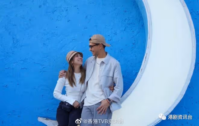 TVB視帝甜蜜摸老婆肚似有暗示！老婆五字回覆網民疑似再懷孕