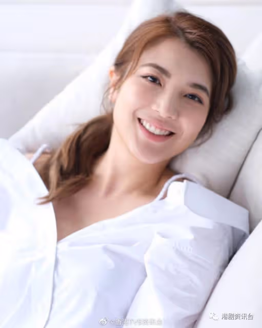 TVB視帝甜蜜摸老婆肚似有暗示！老婆五字回覆網民疑似再懷孕