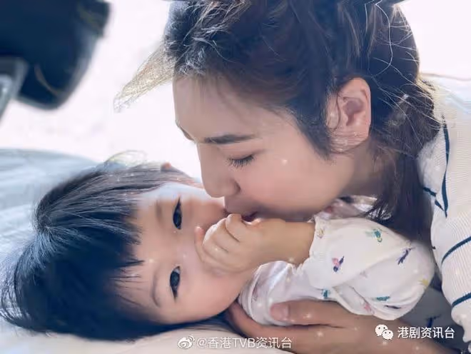 TVB視帝甜蜜摸老婆肚似有暗示！老婆五字回覆網民疑似再懷孕