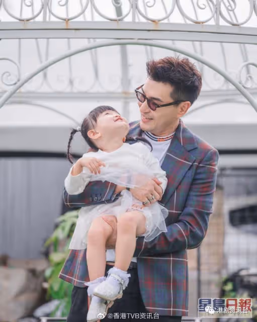 TVB視帝甜蜜摸老婆肚似有暗示！老婆五字回覆網民疑似再懷孕