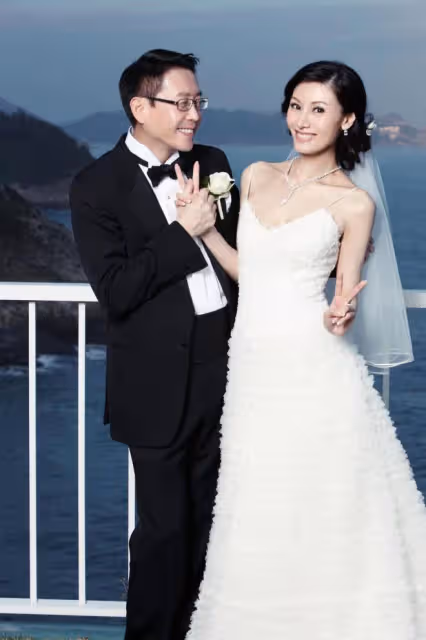 52歲李嘉欣與兒子現身教堂，11歲許建彤身穿西裝，個頭快趕上媽媽