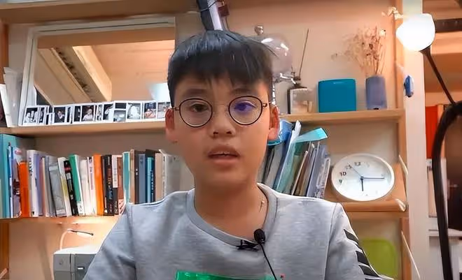 52歲李嘉欣與兒子現身教堂，11歲許建彤身穿西裝，個頭快趕上媽媽