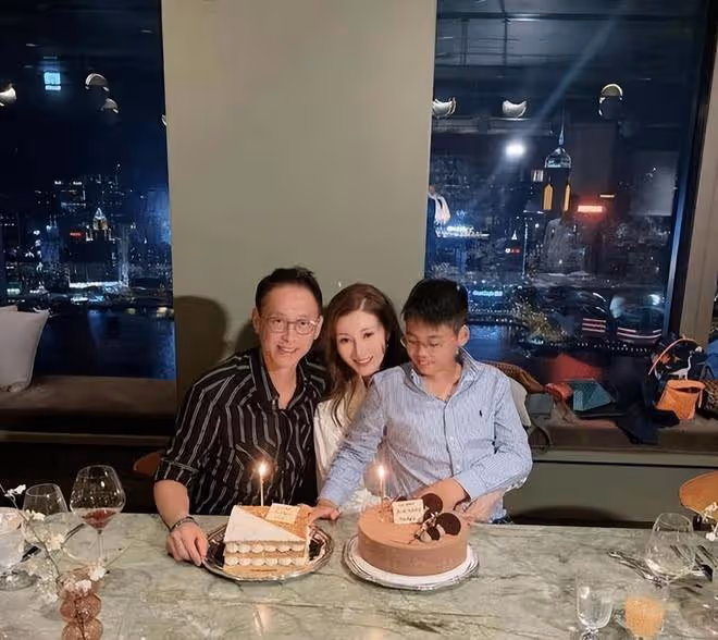 52歲李嘉欣與兒子現身教堂，11歲許建彤身穿西裝，個頭快趕上媽媽