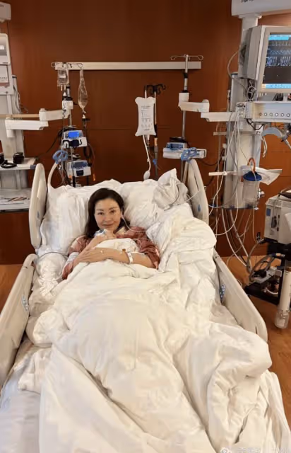 52歲李嘉欣與兒子現身教堂，11歲許建彤身穿西裝，個頭快趕上媽媽