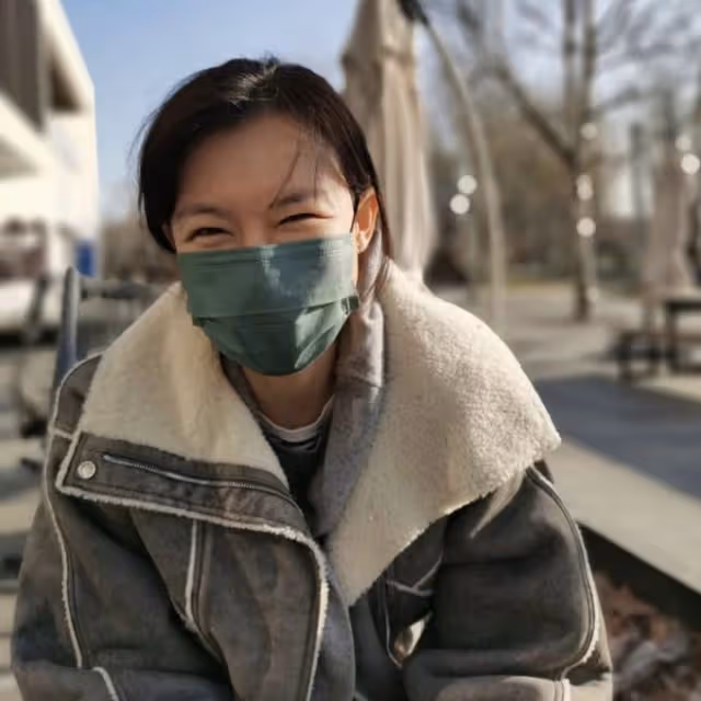 主持人李艾自曝曾確診新冠，期間親吻丈夫兒子，家人均未被感染