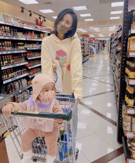 李亞鵬海哈金喜首次帶女兒逛超市，一家三口在貨架前擺拍好溫馨