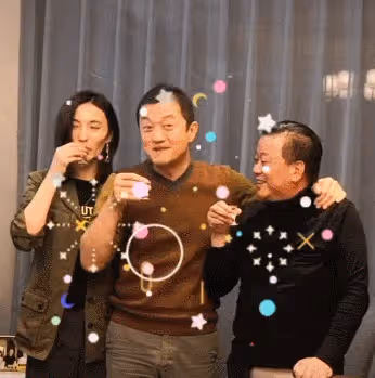 李亞鵬海哈金喜首次帶女兒逛超市，一家三口在貨架前擺拍好溫馨