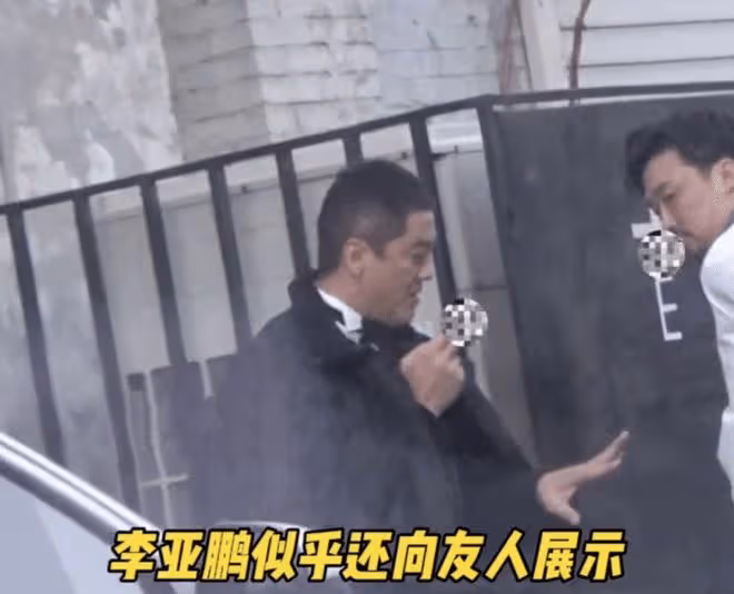 李亞鵬海哈金喜首次帶女兒逛超市，一家三口在貨架前擺拍好溫馨