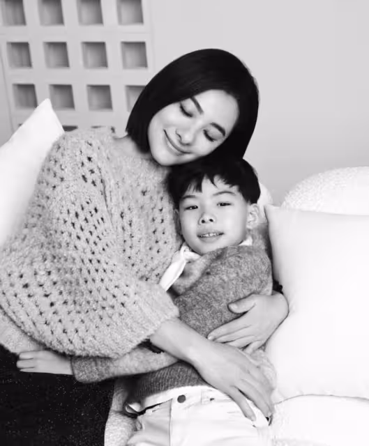 劉璇一家四口首次合體登封，教授老公溫文爾雅，2歲女兒輕鬆劈叉