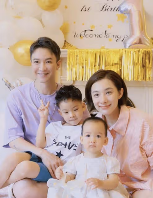 劉璇一家四口首次合體登封，教授老公溫文爾雅，2歲女兒輕鬆劈叉