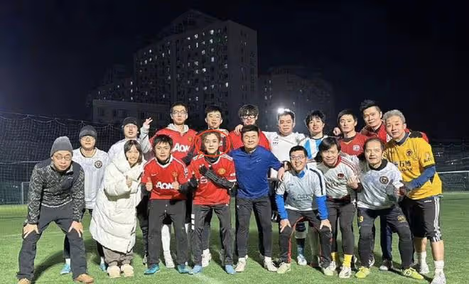 鹿晗疑似闢謠劈腿傳聞，獲女友關曉彤陪伴踢球，被贊模範情侶