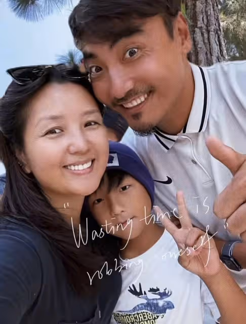 何潔罕見曬全家福，刁磊與繼子繼女親密合影，三個兒女長相隨媽媽