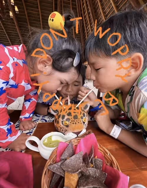 何潔罕見曬全家福，刁磊與繼子繼女親密合影，三個兒女長相隨媽媽
