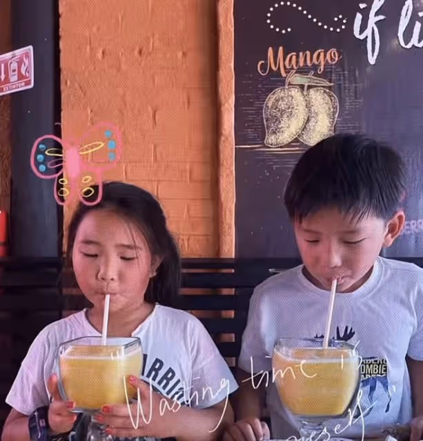 何潔罕見曬全家福，刁磊與繼子繼女親密合影，三個兒女長相隨媽媽