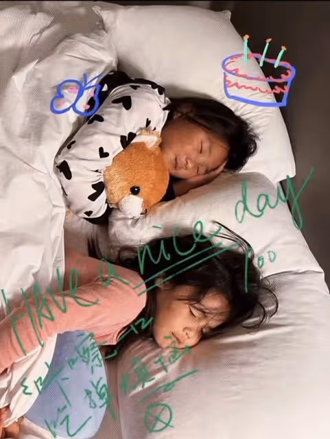 何潔罕見曬全家福，刁磊與繼子繼女親密合影，三個兒女長相隨媽媽