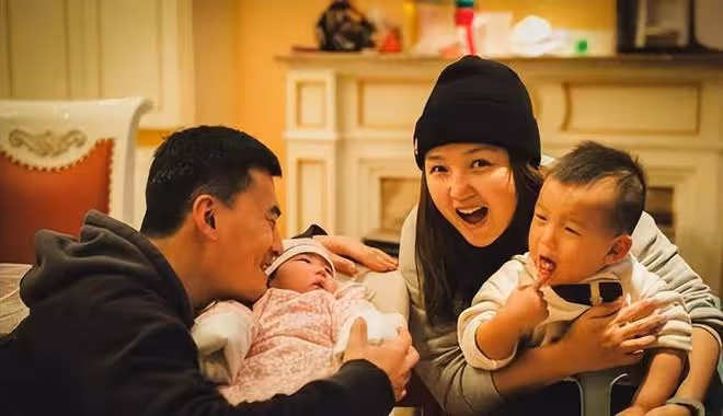 何潔罕見曬全家福，刁磊與繼子繼女親密合影，三個兒女長相隨媽媽
