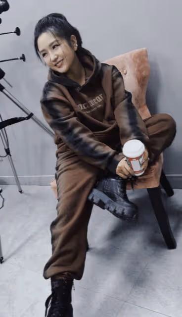 何潔罕見曬全家福，刁磊與繼子繼女親密合影，三個兒女長相隨媽媽