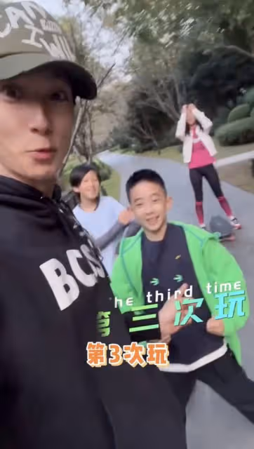 吳尊曬女兒第一次玩滑板讚不絕口，劉畊宏兒子與Jasper同框競技