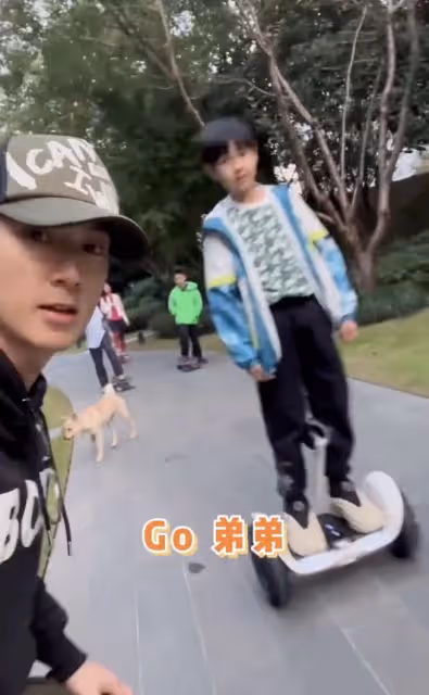 吳尊曬女兒第一次玩滑板讚不絕口，劉畊宏兒子與Jasper同框競技