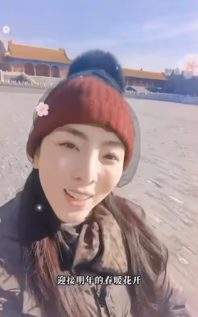 36歲主持人李思思帶兒子游故宮，皮膚精緻白皙，被贊最美主持人