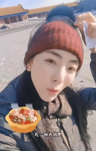 36歲主持人李思思帶兒子游故宮，皮膚精緻白皙，被贊最美主持人