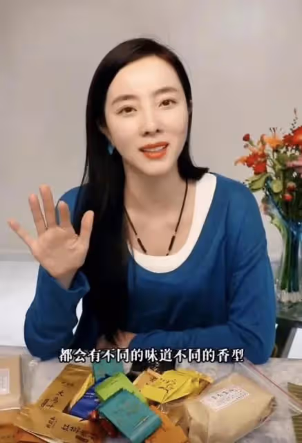 36歲主持人李思思帶兒子游故宮，皮膚精緻白皙，被贊最美主持人