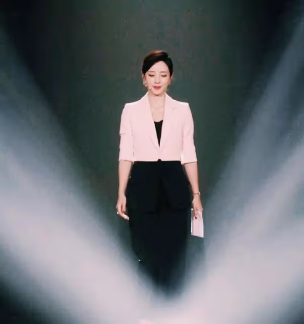 36歲主持人李思思帶兒子游故宮，皮膚精緻白皙，被贊最美主持人