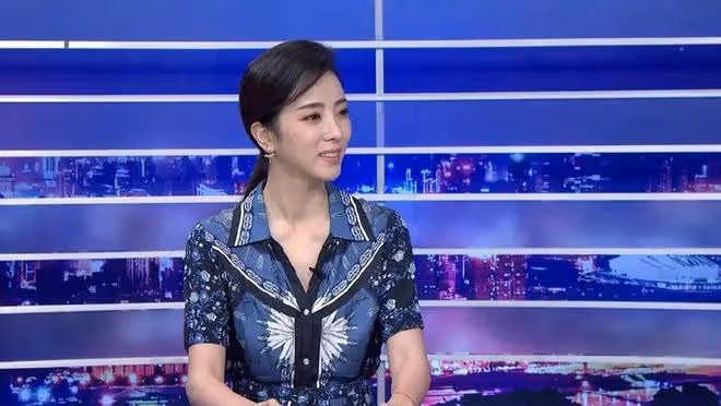 36歲主持人李思思帶兒子游故宮，皮膚精緻白皙，被贊最美主持人