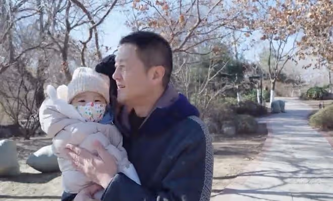 李亞鵬帶妻女感受大雪節氣，被贊有煙火氣，二胎正面出鏡白皙可人