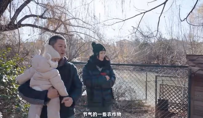 李亞鵬帶妻女感受大雪節氣，被贊有煙火氣，二胎正面出鏡白皙可人