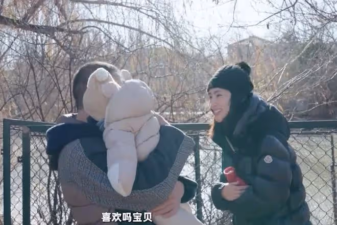 李亞鵬帶妻女感受大雪節氣，被贊有煙火氣，二胎正面出鏡白皙可人