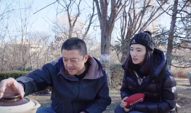 李亞鵬帶妻女感受大雪節氣，被贊有煙火氣，二胎正面出鏡白皙可人