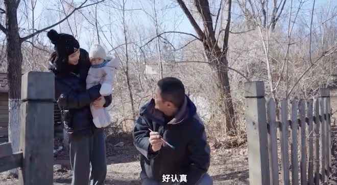 李亞鵬帶妻女感受大雪節氣，被贊有煙火氣，二胎正面出鏡白皙可人