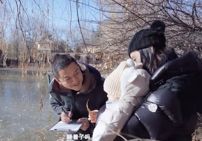 李亞鵬帶妻女感受大雪節氣，被贊有煙火氣，二胎正面出鏡白皙可人