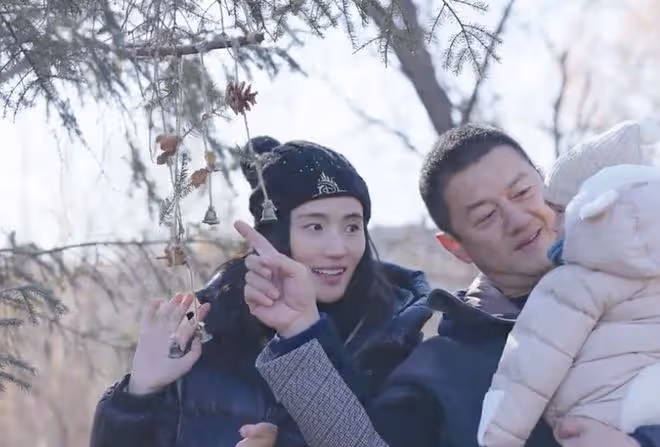 李亞鵬帶妻女感受大雪節氣，被贊有煙火氣，二胎正面出鏡白皙可人