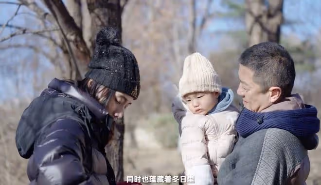 李亞鵬帶妻女感受大雪節氣，被贊有煙火氣，二胎正面出鏡白皙可人