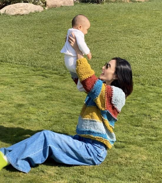 李亞鵬帶妻女感受大雪節氣，被贊有煙火氣，二胎正面出鏡白皙可人