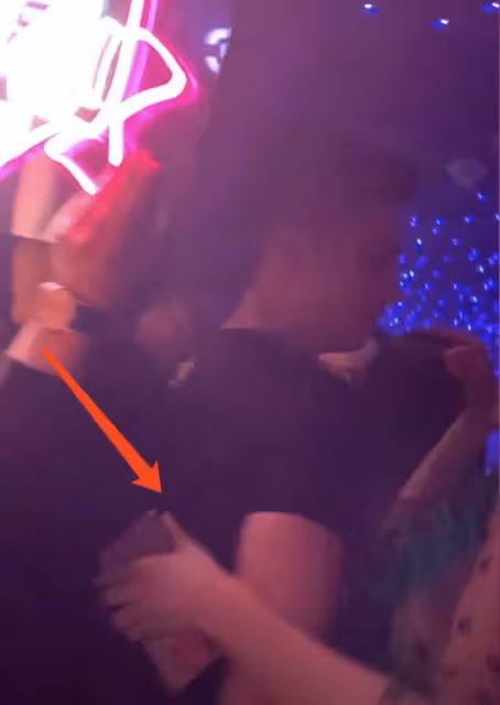 小S老公許雅鈞疑似現身酒吧，被美女搭著手臂，爆料者吐槽太會玩