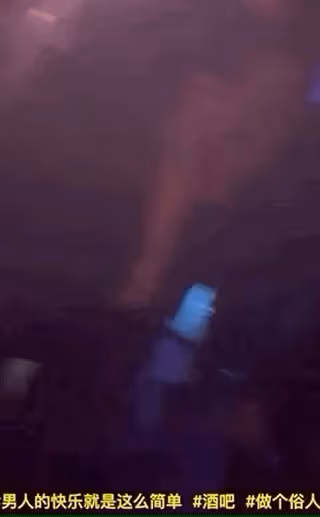 小S老公許雅鈞疑似現身酒吧，被美女搭著手臂，爆料者吐槽太會玩