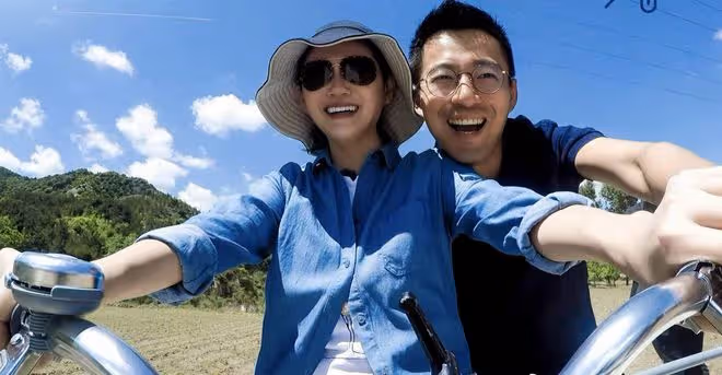 小S老公許雅鈞疑似現身酒吧，被美女搭著手臂，爆料者吐槽太會玩