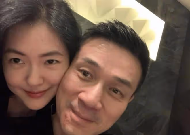 小S老公許雅鈞疑似現身酒吧，被美女搭著手臂，爆料者吐槽太會玩