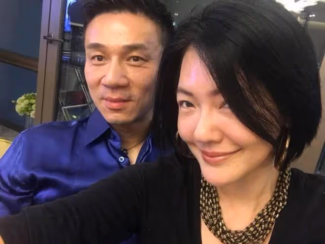 小S老公許雅鈞疑似現身酒吧，被美女搭著手臂，爆料者吐槽太會玩