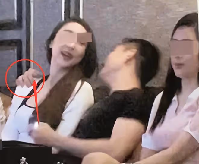 小S老公許雅鈞疑似現身酒吧，被美女搭著手臂，爆料者吐槽太會玩